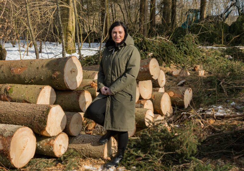 Elisabeth Köstinger bei der Besichtigung von Forstarbeiten des Waldfonds Kärnten. - Foto: BMLRT