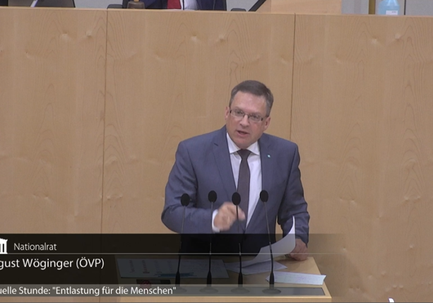 ÖVP-Klubobmann August Wöginger ruft den Abgeordneten in der Aktuellen Stunde noch einmal die gesamten Maßnahmen gegen die Teuerung ins Gedächtnis. Insgesamt 50 Mrd. € umfassen alle Pakete gemeinsam. Foto: Screenshot Zur-Sache