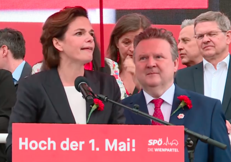 Rendi-Wagners 1. Mai: Den Wiener Bürgermeister im Rücken, wenig Leute am Rathausplatz, ein falscher Regenschirm und dann auch noch ein ordentlicher Versprecher. Foto: screenshot kurier, zur-sache.at