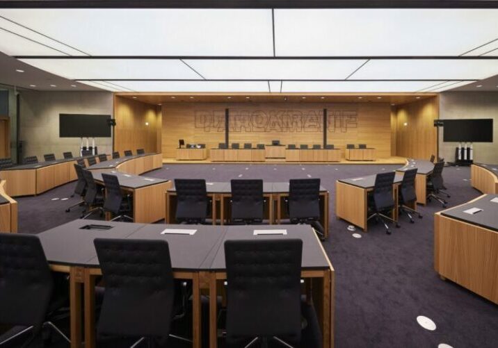 Kommt es demnächst zum 1. Untersuchungsausschuss im neu renovierten Parlament? Der FPÖ fehlt dafür noch die Unterstützung der SPÖ, daher bleiben die Plätze noch leer. Foto: Parlamentsdirektion/Thomas Topf