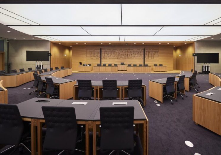Kommt es demnächst zum 1. Untersuchungsausschuss im neu renovierten Parlament? Der FPÖ fehlt dafür noch die Unterstützung der SPÖ, daher bleiben die Plätze noch leer. Foto: Parlamentsdirektion/Thomas Topf