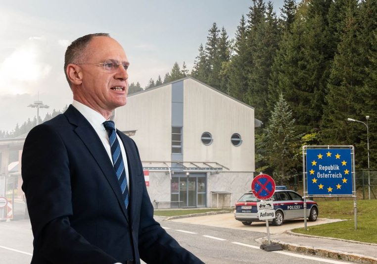 Innenminister Gerhard Karner tritt für eine Verbesserung des EU-Außengrenzschutzes ein. Foto: BKA / Christopher Dunker; iStock / BalkansCat