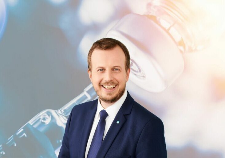 "Unser einziger Ausweg aus dieser Pandemie ist die Impfung", so Dr. Karlheinz Kornhäusl - Foto: VP-Parlamentsklub/iStock: Amornrat Phuchom