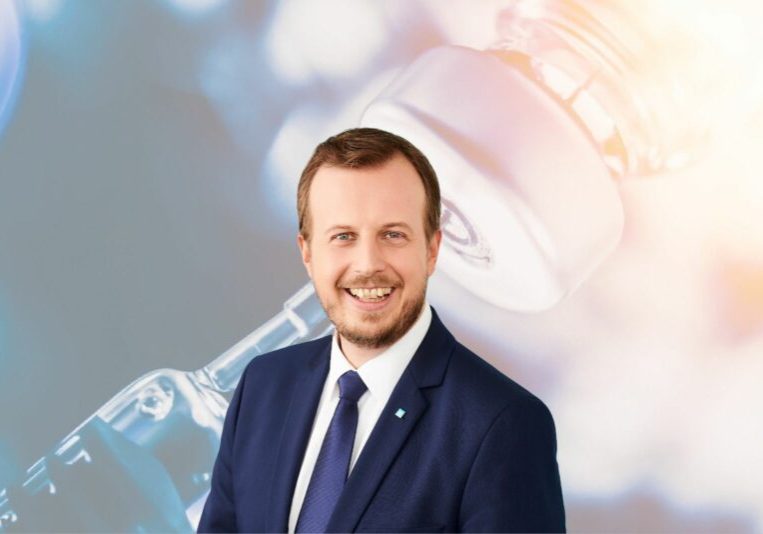 "Unser einziger Ausweg aus dieser Pandemie ist die Impfung", so Dr. Karlheinz Kornhäusl - Foto: VP-Parlamentsklub/iStock: Amornrat Phuchom